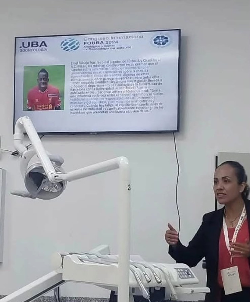 Dra. Lobo disertando en el Congreso Internacional FOUBA